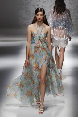 Milan, İtalya - 23 Eylül: Manken, Milano, İtalya Milano moda hafta ilkbahar/yaz 2018 üzerinde 23 Eylül 2017 sırasında Blumarine Show'da pist yürür.