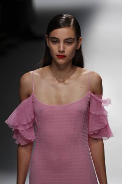 Milan, İtalya - 23 Eylül: Manken, Milano, İtalya Milano moda hafta ilkbahar/yaz 2018 üzerinde 23 Eylül 2017 sırasında Blumarine Show'da pist yürür.