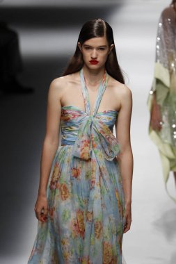 Milan, İtalya - 23 Eylül: Manken, Milano, İtalya Milano moda hafta ilkbahar/yaz 2018 üzerinde 23 Eylül 2017 sırasında Blumarine Show'da pist yürür.