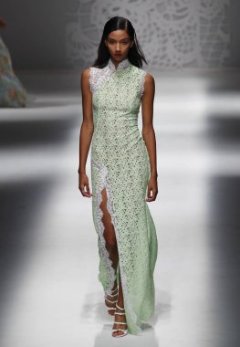 Milan, İtalya - 23 Eylül: Manken, Milano, İtalya Milano moda hafta ilkbahar/yaz 2018 üzerinde 23 Eylül 2017 sırasında Blumarine Show'da pist yürür.