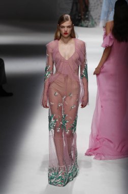 Milan, İtalya - 23 Eylül: Manken, Milano, İtalya Milano moda hafta ilkbahar/yaz 2018 üzerinde 23 Eylül 2017 sırasında Blumarine Show'da pist yürür.