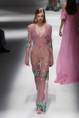 Milan, İtalya - 23 Eylül: Manken, Milano, İtalya Milano moda hafta ilkbahar/yaz 2018 üzerinde 23 Eylül 2017 sırasında Blumarine Show'da pist yürür.