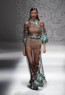 Milan, İtalya - 23 Eylül: Manken, Milano, İtalya Milano moda hafta ilkbahar/yaz 2018 üzerinde 23 Eylül 2017 sırasında Blumarine Show'da pist yürür.