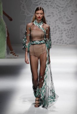 Milan, İtalya - 23 Eylül: Manken, Milano, İtalya Milano moda hafta ilkbahar/yaz 2018 üzerinde 23 Eylül 2017 sırasında Blumarine Show'da pist yürür.