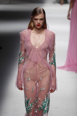 Milan, İtalya - 23 Eylül: Manken, Milano, İtalya Milano moda hafta ilkbahar/yaz 2018 üzerinde 23 Eylül 2017 sırasında Blumarine Show'da pist yürür.