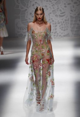 Milan, İtalya - 23 Eylül: Elsa Hosk, Milano, İtalya Milano moda hafta ilkbahar/yaz 2018 üzerinde 23 Eylül 2017 sırasında Blumarine Show'da pist yürür.