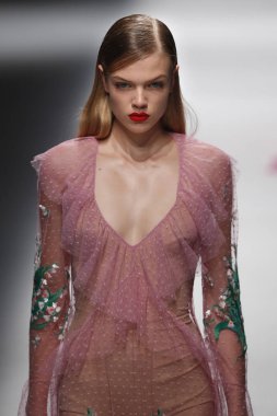 Milan, İtalya - 23 Eylül: Manken, Milano, İtalya Milano moda hafta ilkbahar/yaz 2018 üzerinde 23 Eylül 2017 sırasında Blumarine Show'da pist yürür.