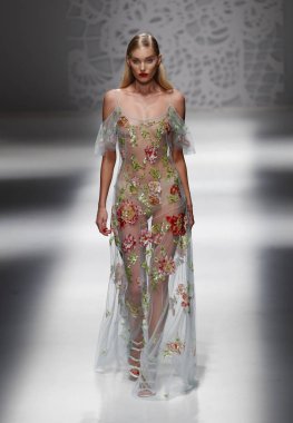 Milan, İtalya - 23 Eylül: Elsa Hosk, Milano, İtalya Milano moda hafta ilkbahar/yaz 2018 üzerinde 23 Eylül 2017 sırasında Blumarine Show'da pist yürür.