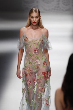 Milan, İtalya - 23 Eylül: Elsa Hosk, Milano, İtalya Milano moda hafta ilkbahar/yaz 2018 üzerinde 23 Eylül 2017 sırasında Blumarine Show'da pist yürür.