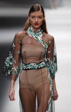 Milan, İtalya - 23 Eylül: Manken, Milano, İtalya Milano moda hafta ilkbahar/yaz 2018 üzerinde 23 Eylül 2017 sırasında Blumarine Show'da pist yürür.