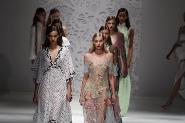 Milan, İtalya - 23 Eylül: Modelleri pist finale Blumarine Show'da, Milano, İtalya Milano moda hafta ilkbahar/yaz 2018 üzerinde 23 Eylül 2017 sırasında yürümek.