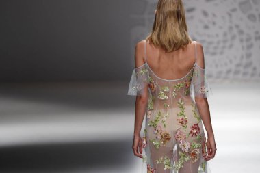 Milan, İtalya - 23 Eylül: Manken, Milano, İtalya Milano moda hafta ilkbahar/yaz 2018 üzerinde 23 Eylül 2017 sırasında Blumarine Show'da pist yürür.