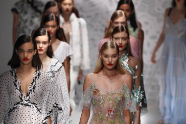 Milan, İtalya - 23 Eylül: Modelleri pist finale Blumarine Show'da, Milano, İtalya Milano moda hafta ilkbahar/yaz 2018 üzerinde 23 Eylül 2017 sırasında yürümek.