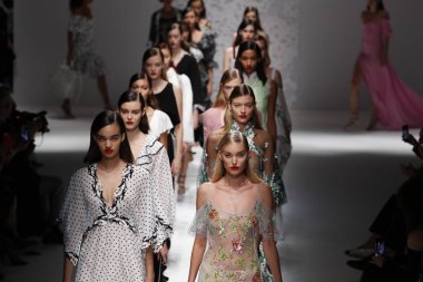 Milan, İtalya - 23 Eylül: Modelleri pist finale Blumarine Show'da, Milano, İtalya Milano moda hafta ilkbahar/yaz 2018 üzerinde 23 Eylül 2017 sırasında yürümek.