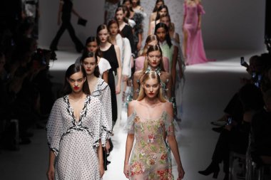 Milan, İtalya - 23 Eylül: Modelleri pist finale Blumarine Show'da, Milano, İtalya Milano moda hafta ilkbahar/yaz 2018 üzerinde 23 Eylül 2017 sırasında yürümek.
