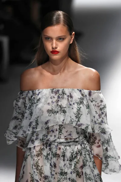 Milan Italië September Een Model Loopt Baan Blumarine Show Tijdens — Stockfoto