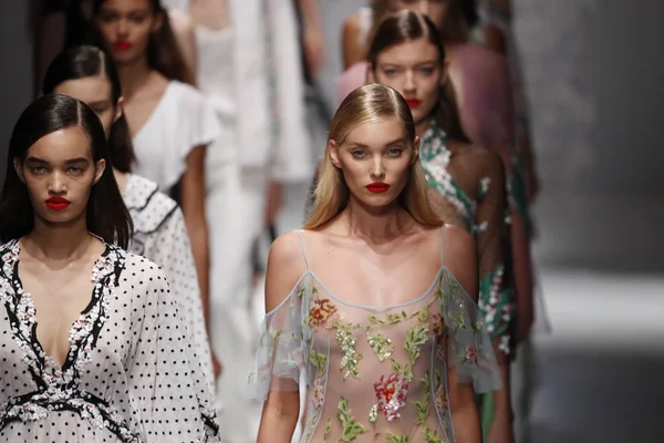 Milan Olaszország Szeptember Modellek Blumarine Show Kifutópálya Finálé Séta Közben — Stock Fotó