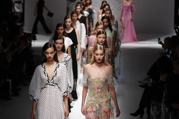 Milano Italia Settembre Modelle Sfilano Finale Alla Sfilata Blumarine Durante — Foto Stock