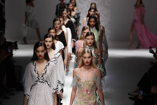 Milan Olaszország Szeptember Modellek Blumarine Show Kifutópálya Finálé Séta Közben — Stock Fotó