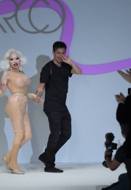 New York, Ny - Eylül 07: Amanda Lepore ve tasarımcı Marco Marco Marco Marco - Eylül 2017 - New York moda haftası 7 Eylül 2017 tarihinde New York'ta pist yürür