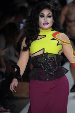 New York, Ny - Eylül 07: Maddelyn Şapkacı Marco Marco - Eylül 2017 - New York moda haftası 7 Eylül 2017 tarihinde New York'ta pist yürür