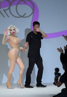 New York, Ny - Eylül 07: Amanda Lepore ve tasarımcı Marco Marco Marco Marco - Eylül 2017 - New York moda haftası 7 Eylül 2017 tarihinde New York'ta pist yürür