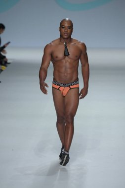 New York, Ny - Eylül 07: Keith Reliford tarihinde 7 Eylül 2017 Marco Marco - Eylül 2017 - New York moda haftası sırasında New York'ta pist yürür