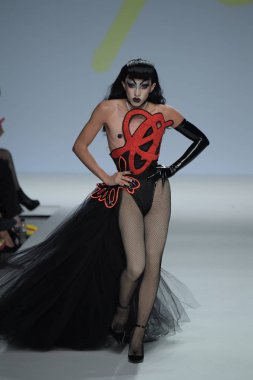 New York, Ny - Eylül 07: Vander von garip 7 Eylül 2017 üzerinde Marco Marco - Eylül 2017 - New York moda haftası sırasında New York'ta pist yürür