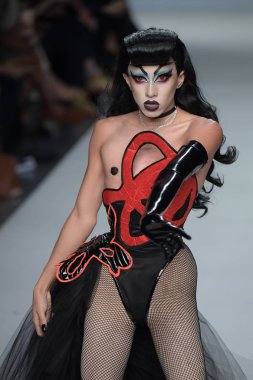 New York, Ny - Eylül 07: Vander von garip 7 Eylül 2017 üzerinde Marco Marco - Eylül 2017 - New York moda haftası sırasında New York'ta pist yürür