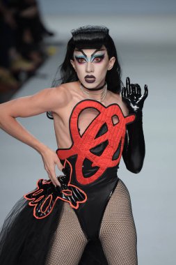 New York, Ny - Eylül 07: Vander von garip 7 Eylül 2017 üzerinde Marco Marco - Eylül 2017 - New York moda haftası sırasında New York'ta pist yürür