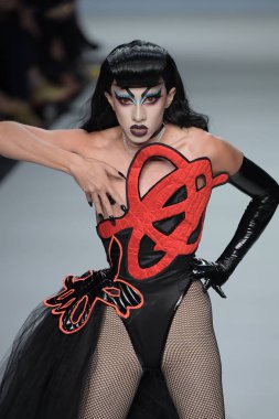 New York, Ny - Eylül 07: Vander von garip 7 Eylül 2017 üzerinde Marco Marco - Eylül 2017 - New York moda haftası sırasında New York'ta pist yürür