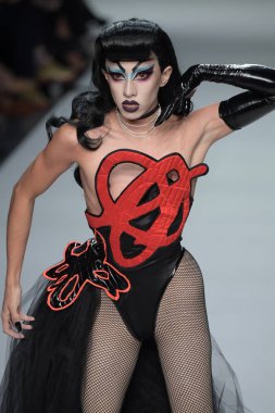 New York, Ny - Eylül 07: Vander von garip 7 Eylül 2017 üzerinde Marco Marco - Eylül 2017 - New York moda haftası sırasında New York'ta pist yürür