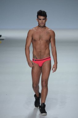 New York, Ny - Eylül 07: Juanfer de la Torre pist üzerinde 7 Eylül 2017 Marco Marco - Eylül 2017 - New York moda haftası sırasında New York'ta yürür
