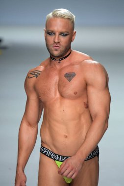 New York, Ny - Eylül 07: Will Wikle tarihinde 7 Eylül 2017 Marco Marco - Eylül 2017 - New York moda haftası sırasında New York'ta pist yürür