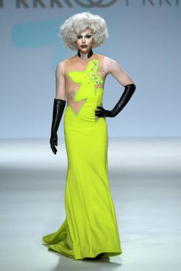 New York, Ny - Eylül 07: Manken pist üzerinde 7 Eylül 2017 Marco Marco - Eylül 2017 - New York moda haftası sırasında New York'ta yürür