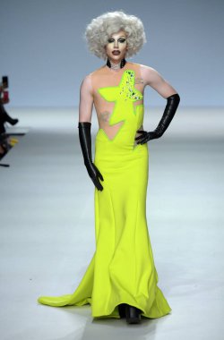 New York, Ny - Eylül 07: Manken pist üzerinde 7 Eylül 2017 Marco Marco - Eylül 2017 - New York moda haftası sırasında New York'ta yürür