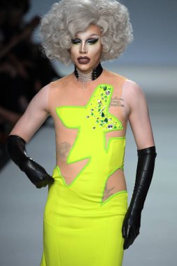 New York, Ny - Eylül 07: Manken pist üzerinde 7 Eylül 2017 Marco Marco - Eylül 2017 - New York moda haftası sırasında New York'ta yürür