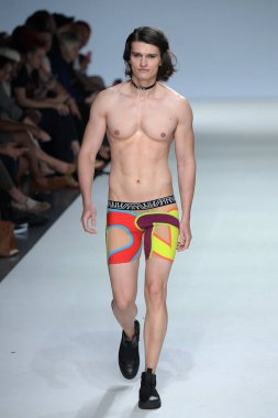 New York, Ny - Eylül 07: Julian Solomon Marco Marco - Eylül 2017 - New York moda haftası 7 Eylül 2017 tarihinde New York'ta pist yürür