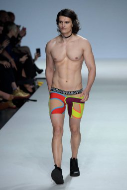 New York, Ny - Eylül 07: Julian Solomon Marco Marco - Eylül 2017 - New York moda haftası 7 Eylül 2017 tarihinde New York'ta pist yürür