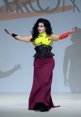 New York, Ny - Eylül 07: Maddelyn Şapkacı Marco Marco - Eylül 2017 - New York moda haftası 7 Eylül 2017 tarihinde New York'ta pist yürür