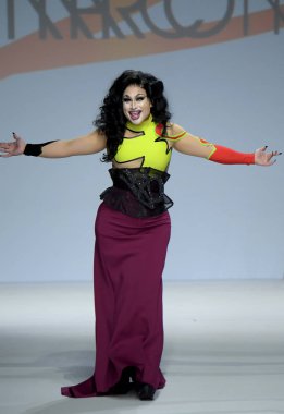 New York, Ny - Eylül 07: Maddelyn Şapkacı Marco Marco - Eylül 2017 - New York moda haftası 7 Eylül 2017 tarihinde New York'ta pist yürür