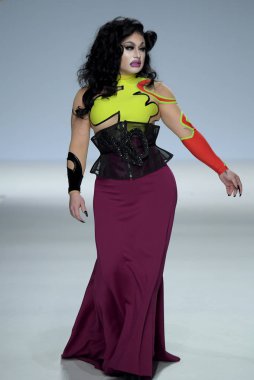 New York, Ny - Eylül 07: Maddelyn Şapkacı Marco Marco - Eylül 2017 - New York moda haftası 7 Eylül 2017 tarihinde New York'ta pist yürür