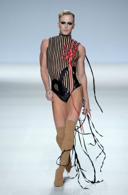 New York, Ny - Eylül 07: Jason Wimberly tarihinde 7 Eylül 2017 Marco Marco - Eylül 2017 - New York moda haftası sırasında New York'ta pist yürür