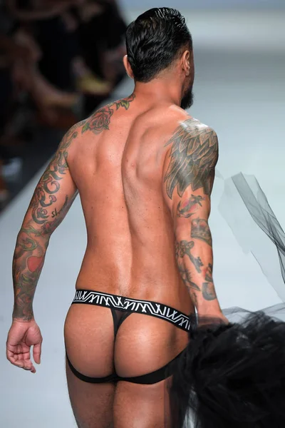 Nueva York Septiembre Boomer Banks Camina Por Pasarela Durante Marco —  Fotos de Stock