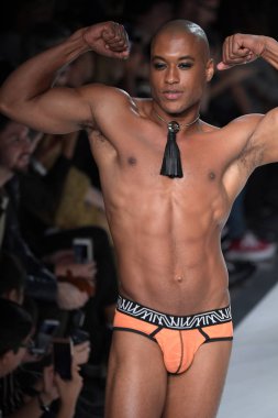 New York, Ny - Eylül 07: Keith Reliford tarihinde 7 Eylül 2017 Marco Marco - Eylül 2017 - New York moda haftası sırasında New York'ta pist yürür