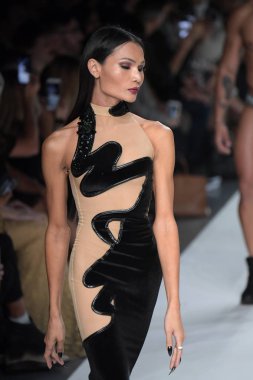 New York, Ny - Eylül 07: Mimi Tao Marco Marco - Eylül 2017 - New York moda haftası 7 Eylül 2017 tarihinde New York'ta pist yürür