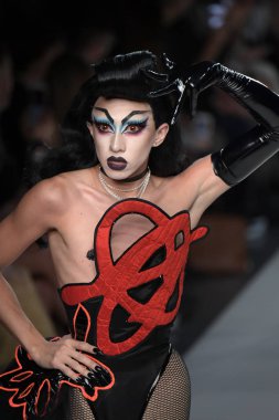 New York, Ny - Eylül 07: Vander von garip 7 Eylül 2017 üzerinde Marco Marco - Eylül 2017 - New York moda haftası sırasında New York'ta pist yürür