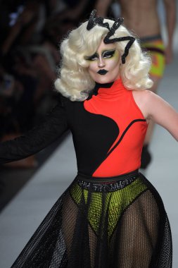 New York, Ny - Eylül 07: modeli Mikayla pist üzerinde 7 Eylül 2017 Marco Marco - Eylül 2017 - New York moda haftası sırasında New York'ta yürür