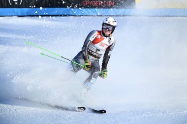 Killington, Amerika Birleşik Devletleri - 24 Kasım: Audi FIS alp Kayak Dünya Kupası bayanlar dev Slalom 24 Kasım 2018 üzerinde Killington ABD sırasında Ragnhild Mowinckel Norveç'in kutluyor. 