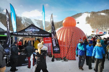 Killington, ABD - Kasım 24: Festival Köyü ve insanlar üzerinde 24 Kasım 2018 Audi FIS alp Kayak Dünya Kupası bayanlar dev Slalom Killington ABD sırasında genel görünümü.